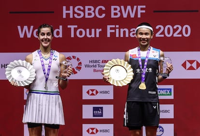 Carolina Marin en el podio junto a Tai Tzu Ying que este domingo le ha ganado la Copa de Maestros por 21-14, 8-21, 19-21. Raphael Sachetat /Badmintonphoto.