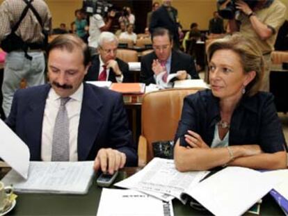 Los diputados del PP Vicente Martínez-Pujalte y Alicia Castro, en la comisión del 11-M.