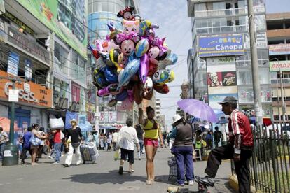 Una calle comercial en Lima, Perú