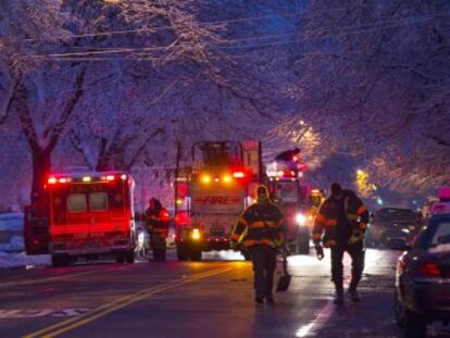 Bomberos junto à casa que se incendiou em Brooklyn.