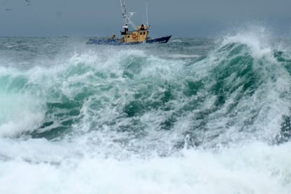 Un barco de pesca entra en el puerto de A Coruña.
