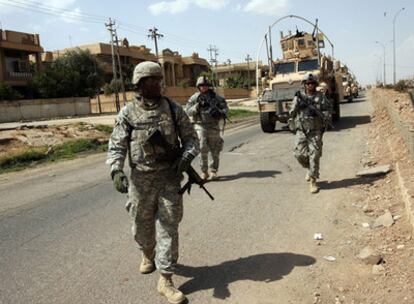 Tres soldados estadounidenses patrullan por la ciudad iraquí de Mosul.