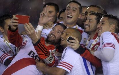 Fernando Cavenaghi celebra con un selfie junto a sus compañeros la victoria de la Copa Libertadores