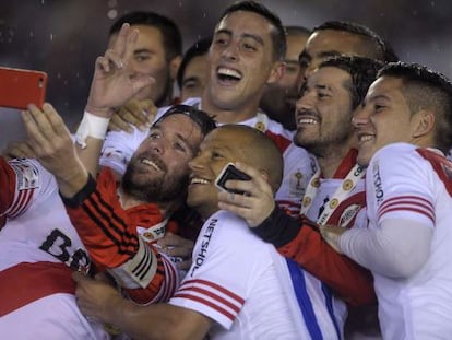 Fernando Cavenaghi celebra con un selfie junto a sus compa&ntilde;eros la victoria de la Copa Libertadores 