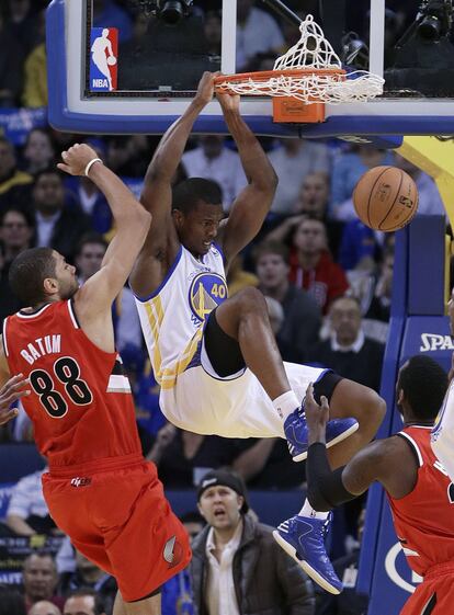 Harrison Barnes, de Golden State Warriors, anota ante Nicolas Batum, de los Portland Trail Blazers