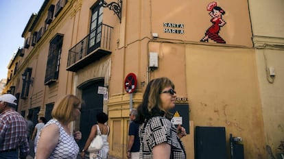 Mosaico de Invader colocado en el Palacio Episcopal de M&aacute;laga.