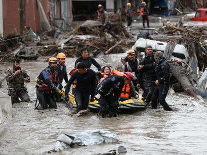 Los equipos de rescate durante las labores de evacuación en la ciudad turca de Bozkurt, en la provincia de Kastamonu.