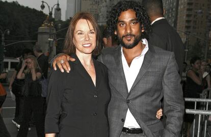 Si bien en la archicomentada <i>Lost</i>, Naveen Andrews interpretaba a un atormentado ex soldado iraquí que perdía a las mujeres que amaba, en su vida real el actor protagonizaba, hasta hace poco, una relación más que consolidada con la actriz Barbara Hershey, nada menos que 21 años mayor que él. Sin embargo, tras el desenlace de la serie, ambos han decidido confirmar su separación después de 12 años de noviazgo. "Siguen siendo mejores amigos", ha declarado el <i>manager</i> de Andrews. Pero la relación que empezó en un set de grabación en 1998 y que sobrevivió una breve separación en 2005 durante la cual el actor tuvo un hijo con otra mujer, dejó de funcionar hace ya seis meses.