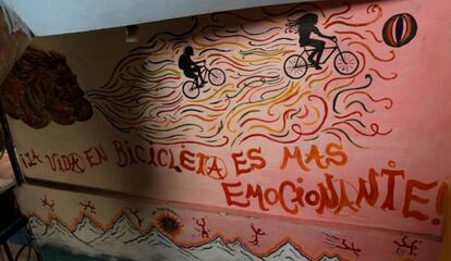 Mural en la sede del Teatro Trono de la ciudad de El Alto, cerca de La Paz (Bolivia)