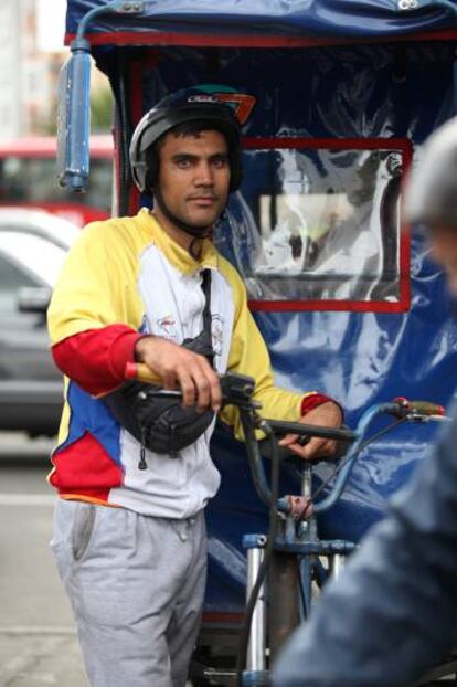 Uno de los bicitaxistas venezolanos que trabaja en el barrio Cedritos.