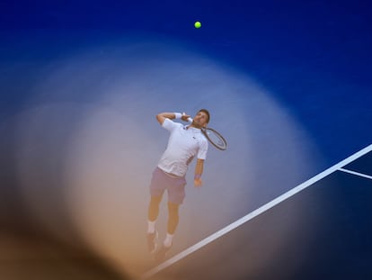 Djokovic sirve durante el partido contra Fritz en la Rod Laver Arena de Melbourne.