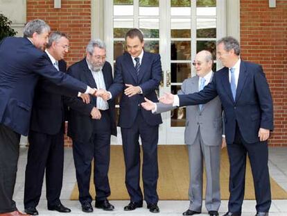 De izquierda a derecha, José María Fidalgo, Jesús Caldera, Cándido Méndez, José Luis Rodríguez Zapatero, José María Cuevas y Enrique Martínez.