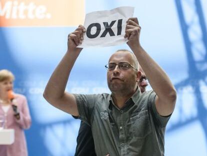 Partidário do não interrompe discurso de Merkel semana passada.