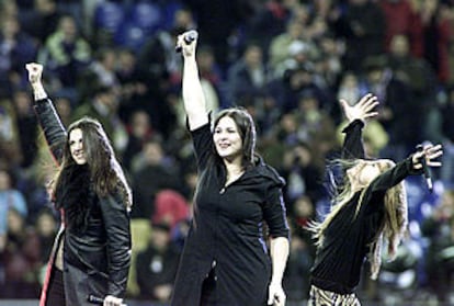 Nuria, Rosa y Verónica, durante la actuación de Operación Triunfo en los prolegómenos.