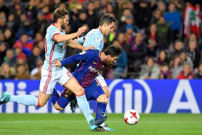 Lionel Messi (c) del Barcelona, pelea el balón entre el defensa Sergi Gomez (i) y Hugo Mallo, del Celta de Vigo.