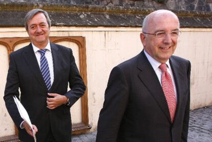 Carlos Aguirre, a la izquierda, ha hablado en más de una ocasión con Joaquín Almunia sobre la devolución de las vacaciones fiscales.