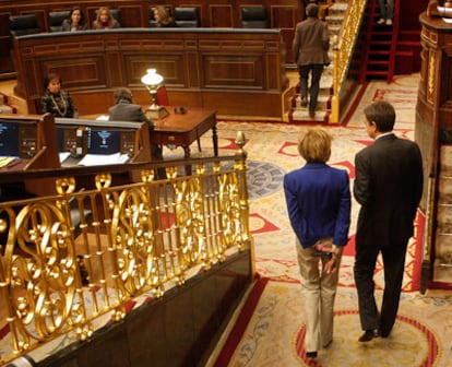 El presidente del Gobierno, José Luis Rodríguez Zapatero, y la vicepresidenta primera, María Teresa Fernández de la Vega, entran al hemiciclo, para seguir el debate de los Presupuestos Generales. Se trata del último pleno de Fernández de la Vega como vicepresidenta del Gobierno, tras su salida del Ejecutivo.