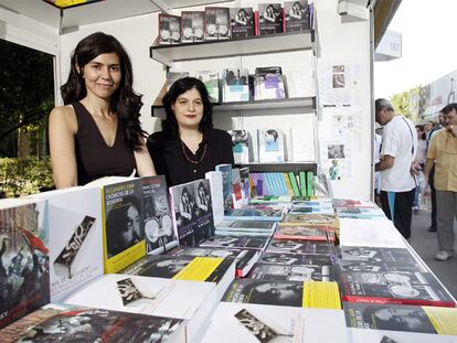 Las dos responsables de la editorial Veintisiete Letras, María Moreno y Viviana Paletta, en su caseta de la Feria del Libro.