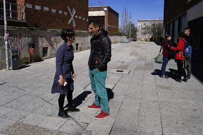 Fernando conversa con Berta durante un descanso del trabajo. "Fernando tenía como base que el cuidado era una responsabilidad de ambos; la idea de igualdad y cuidado ya estaba en él y eso facilitó muchas cosas", explica Berta, quien reafirma que la conciliación es lo esperable en una relación.