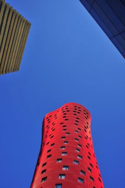 La torre roja de Toyo Ito en la plaza de Europa.