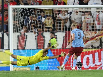Erling Haaland anota su segundo gol en el partido entre el Sevilla y el Manchester City este martes en el Sánchez Pizjuán.