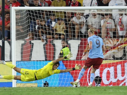 Erling Haaland anota su segundo gol en el partido entre el Sevilla y el Manchester City este martes en el Sánchez Pizjuán.