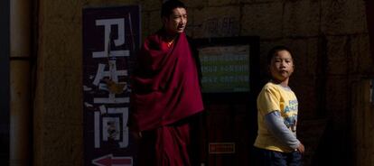 Un monje y un turista, en un monasterio en Shangri-La, en el T&iacute;bet.