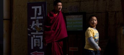 Un monje y un turista, en un monasterio en Shangri-La, en el Tíbet.