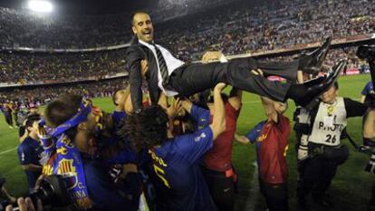 Los jugadores del Barça mantean a Guardiola en su etapa como entrenador del club.
