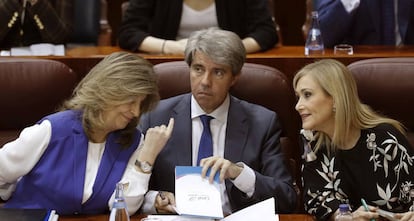 El presidente del Canal de Isabel II, Ángel Garrido, entre la presidenta de la Comunidad de Madrid, Cristina Cifuentes (d), y la consejera de Economía, Empleo y Hacienda, Engracia Hidalgo,