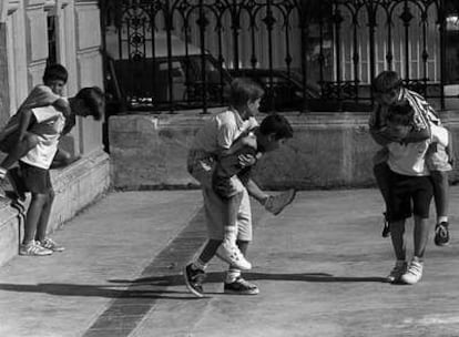 Varios niños juegan en el patio de un colegio público del centro de Bilbao.