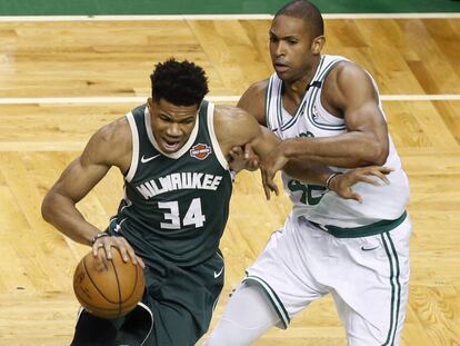 Antetokounmpo trata de superar a Horford.