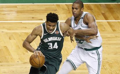 Antetokounmpo trata de superar a Horford.