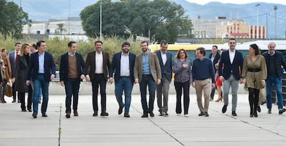 Pablo Casado (quinto por la izquierda), junto a dirigentes de su partido