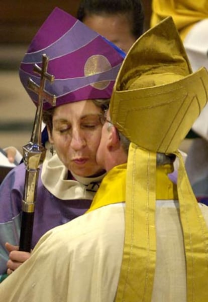 El obispo episcopaliano Frank Giswold besa a su sucesora, Katharine Jefferts, en la ceremonia de investidura.