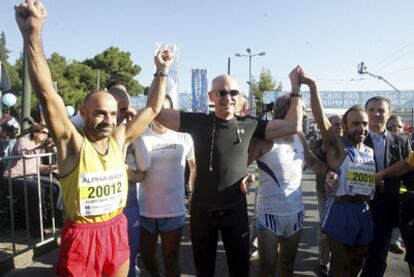El primer ministro griego, George Papandreou , tras correr los 10 km del 28º Maratón de Atenas. Más de 12.500 atletas participaron en la maratón, que conmemora los 2.500 años del aniversario de la Batalla de Maratón, que definió la I Guerra Médica (490 a.c.).