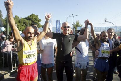 El primer ministro griego, George Papandreou , tras correr los 10 km del 28º Maratón de Atenas.  Más de 12.500 atletas participaron en la maratón, que conmemora los 2.500 años del aniversario de la Batalla de Maratón, que definió la I Guerra Médica (490 a.c.).