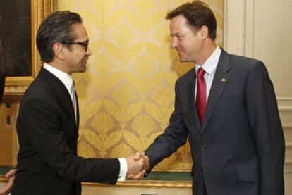 Nick Clegg saluda al ministro de Exteriores indonesio, Marty Natalegawa, en la cumbre de la ASEM.