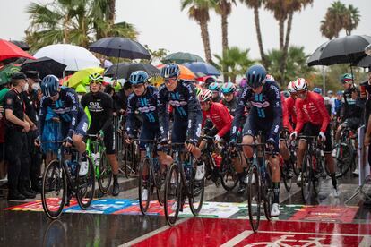 Varios ciclistas durante la salida de la segunda etapa de la Vuelta ciclista, este domingo.