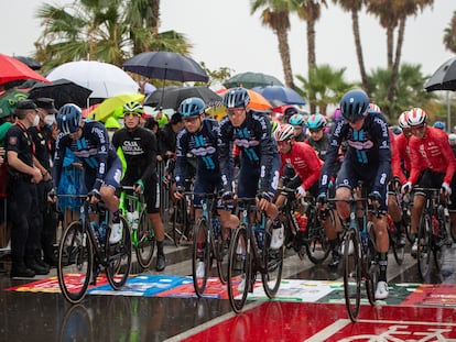 Varios ciclistas durante la salida de la segunda etapa de la Vuelta ciclista, este domingo.