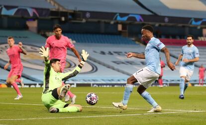 El portero del Real Madrid Thibaut Courtois para un disparo de Raheem Sterling del Manchester City durante el partido disputado en el Etihad Stadium