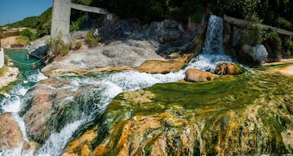 Aguas termales en el desfiladero griego de las Termópilas.