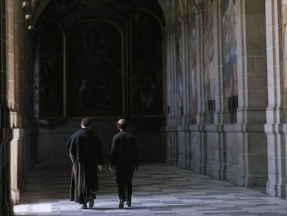 Dos monjes agustinos paseando por el claustro del monasterio de El Escorial. 