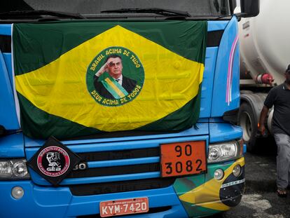 Un camión decorado con una bandera de Brasil con la imagen de Jair Bolsonaro al centro, durante una manifestación por la derrota en las urnas del presidente brasileño, en Río de Janeiro, el 1 de noviembre de 2022.
