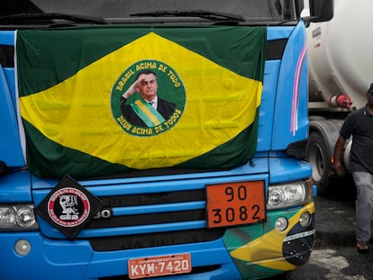 Un camión decorado con una bandera de Brasil con la imagen de Jair Bolsonaro al centro, durante una manifestación por la derrota en las urnas del presidente brasileño, en Río de Janeiro, el 1 de noviembre de 2022.