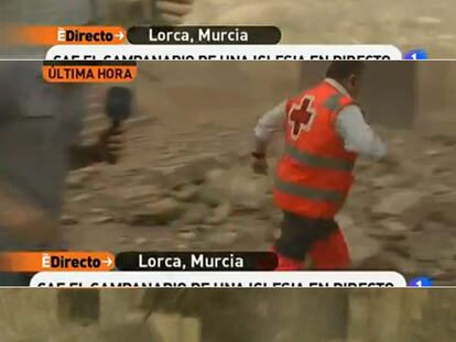 Secuencia de la caída del campanario de la iglesia de San Diego, en Lorca (Murcia), captada por el programa <i>España directo.</i>