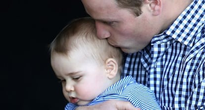 El Duque de Cambridge con su hijo.