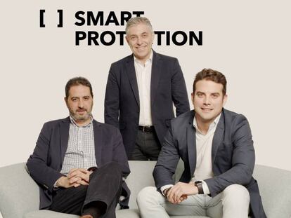 De pie, Javier Perea, y sentados, Manuel Moregal y Javier Capilla, los socios fundadores de Smart Protection.