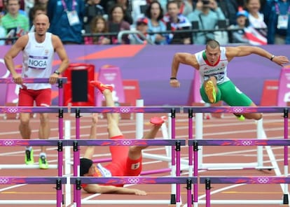 Liu Xiang tropieza durante la carrera de los 110 metros vallas.