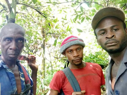 Nkemkedju Andreas (derecha) y otros dos colegas conservacinistas, en el Santuario de Vida Silvestre Tofola Hill, Camerún.